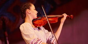 Georgiana Cenan-Pintzoi, violonistă a Ansamblului Folcloric Național „Transilvania”, își serbează ziua de naștere