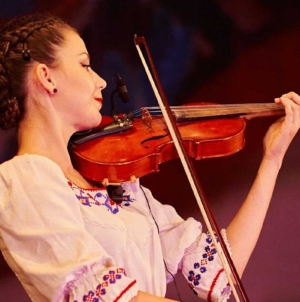 Georgiana Cenan-Pintzoi, violonistă a Ansamblului Folcloric Național „Transilvania”, își serbează ziua de naștere