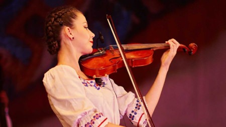 Georgiana Cenan-Pintzoi, violonistă a Ansamblului Folcloric Național „Transilvania”, își serbează ziua de naștere