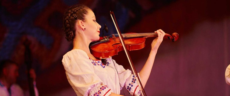 Georgiana Cenan-Pintzoi, violonistă a Ansamblului Folcloric Național „Transilvania”, își serbează ziua de naștere