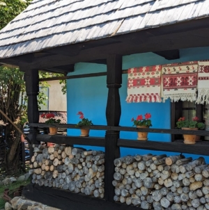 Tabără pentru copii la Muzeul Etnografic „Acasă” din Tăuții-Măgherăuș. O zi dedicată creativității, tradițiilor și jocului în aer liber