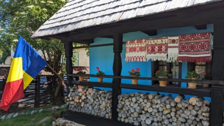 Tabără pentru copii la Muzeul Etnografic „Acasă” din Tăuții-Măgherăuș. O zi dedicată creativității, tradițiilor și jocului în aer liber