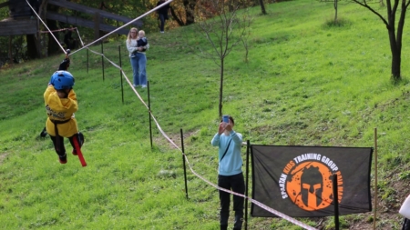 Tiroliană, obstacole și distracție cu apă la Muzeul Satului din Baia Mare