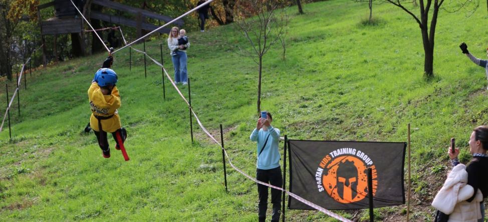 Tiroliană, obstacole și distracție cu apă la Muzeul Satului din Baia Mare