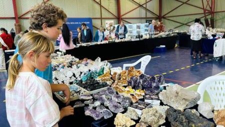 „Mineral Show” revine la Cavnic: Expoziția de bijuterii și minerale are loc în perioada 14–16 august