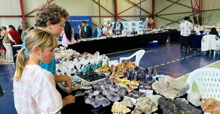 „Mineral Show” revine la Cavnic: Expoziția de bijuterii și minerale are loc în perioada 14–16 august