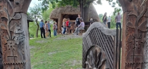 Expoziția de pictură „Între semn și culoare”, semnată de Ileana Ioana Moldovan, se vernisează la Muzeul Satului Baia Mare