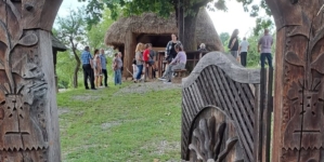 Expoziția de pictură „Între semn și culoare”, semnată de Ileana Ioana Moldovan, se vernisează la Muzeul Satului Baia Mare