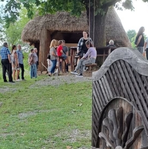Expoziția de pictură „Între semn și culoare”, semnată de Ileana Ioana Moldovan, se vernisează la Muzeul Satului Baia Mare