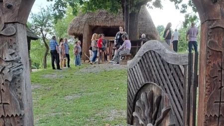 Expoziția de pictură „Între semn și culoare”, semnată de Ileana Ioana Moldovan, se vernisează la Muzeul Satului Baia Mare