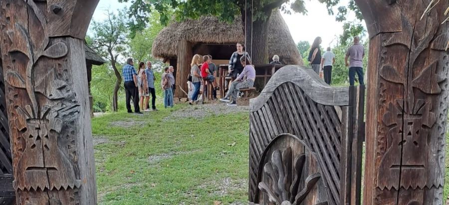 Expoziția de pictură „Între semn și culoare”, semnată de Ileana Ioana Moldovan, se vernisează la Muzeul Satului Baia Mare
