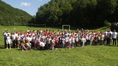 Prietenie și credință: Tabăra de Vară „Credință, Rugăciune și Comuniune” revine și în acest an, la Bloaja