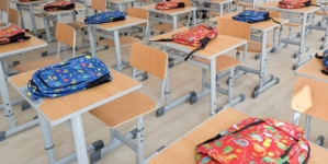 Proiectul „Primul ghiozdan” continuă și în anul școlar 2026–2027; Aproape 2.500 de elevi din Maramureș vor primi rechizite gratuite