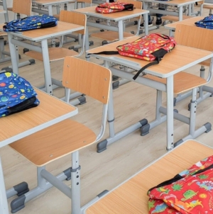 Proiectul „Primul ghiozdan” continuă și în anul școlar 2026–2027; Aproape 2.500 de elevi din Maramureș vor primi rechizite gratuite