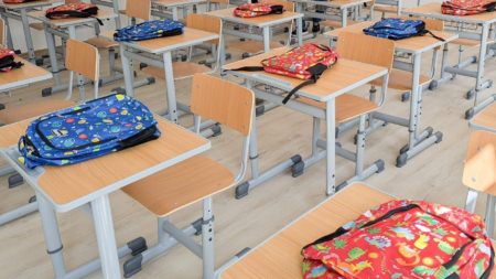 Proiectul „Primul ghiozdan” continuă și în anul școlar 2026–2027; Aproape 2.500 de elevi din Maramureș vor primi rechizite gratuite
