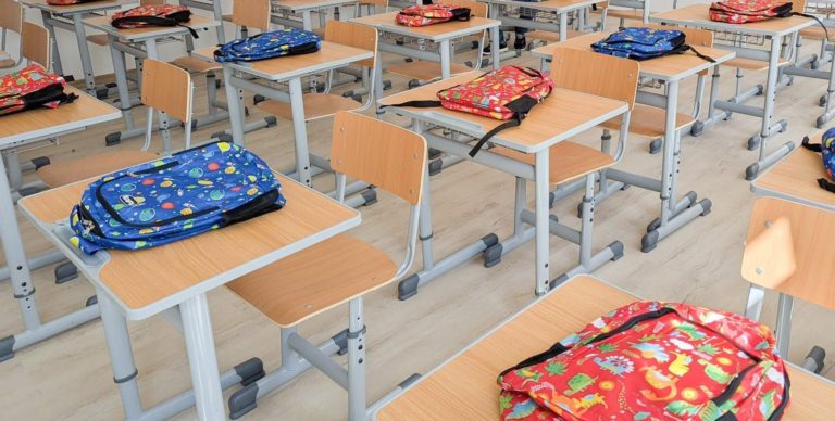 Proiectul „Primul ghiozdan” continuă și în anul școlar 2026–2027; Aproape 2.500 de elevi din Maramureș vor primi rechizite gratuite