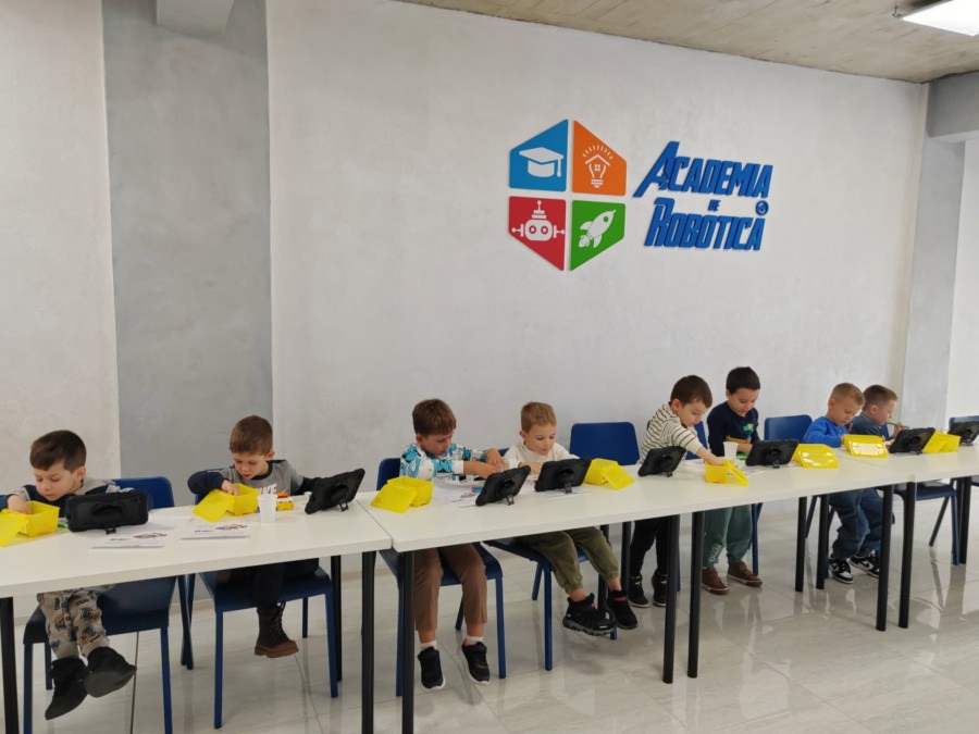 De la robot la operă de artă: Academia de Robotică Baia Mare organizează activități de vacanță pentru copii