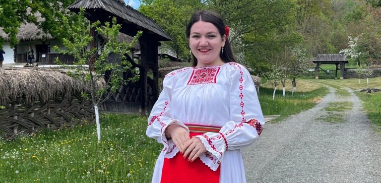 Muzeograf Gabriela Filip își sărbătorește ziua de naștere