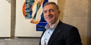 Preotul, scriitorul și artistul vizual Vasile Trif lansează un nou volum de poezie la Baia Mare