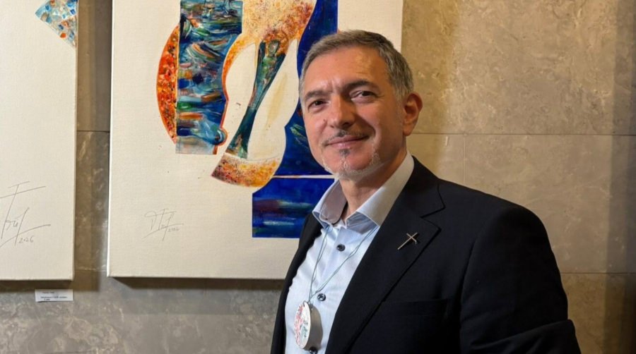 Preotul, scriitorul și artistul vizual Vasile Trif lansează un nou volum de poezie la Baia Mare