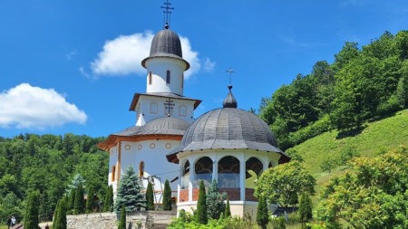 Hramul Mănăstirii Petrova: Credincioșii sunt invitați la rugăciune de sărbătoarea Sfântului Pantelimon