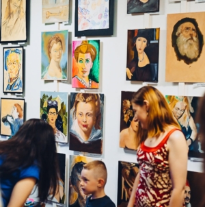 Talent, concept și imagine la finalul facultății: Vernisaj dublu la Galeria de Artă Nord din Baia Mare