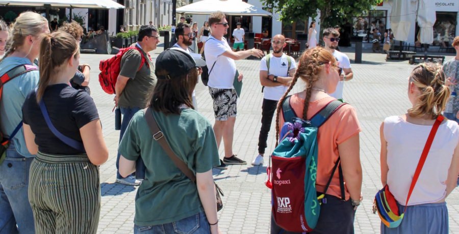 Schimb cultural în Baia Mare: Voluntari din SUA au descoperit orașul printr-o vânătoare de indicii urbană