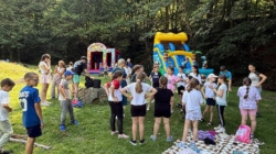 Bucuria vacanței, celebrată de micii beneficiari ai Centrului Rivulus Pueris Baia Mare prin activități interactive