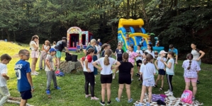 Bucuria vacanței, celebrată de micii beneficiari ai Centrului Rivulus Pueris Baia Mare prin activități interactive