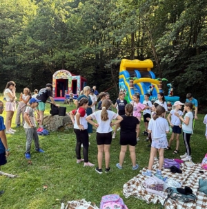 Bucuria vacanței, celebrată de micii beneficiari ai Centrului Rivulus Pueris Baia Mare prin activități interactive