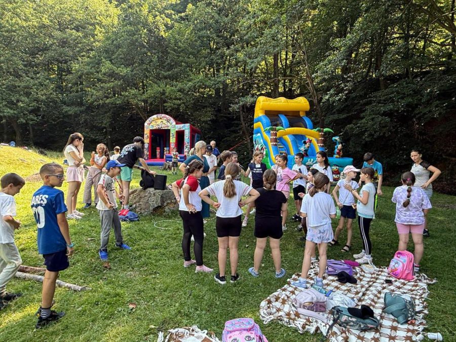 Bucuria vacanței, celebrată de micii beneficiari ai Centrului Rivulus Pueris Baia Mare prin activități interactive