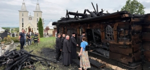 Delegație Eparhială la Parohia Poșta, în urma incendiului devastator care a distrus biserica de lemn monument istoric