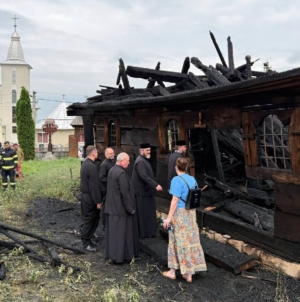 Delegație Eparhială la Parohia Poșta, în urma incendiului devastator care a distrus biserica de lemn monument istoric