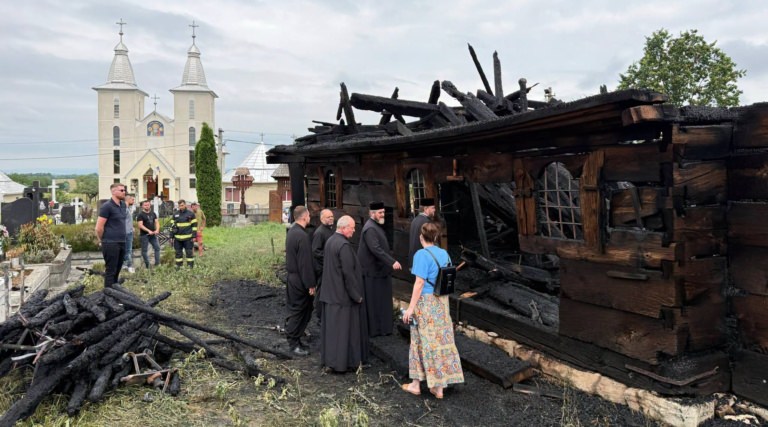 Delegație Eparhială la Parohia Posta, în urma incendiului devastator care a distrus biserica de lemn monument istoric