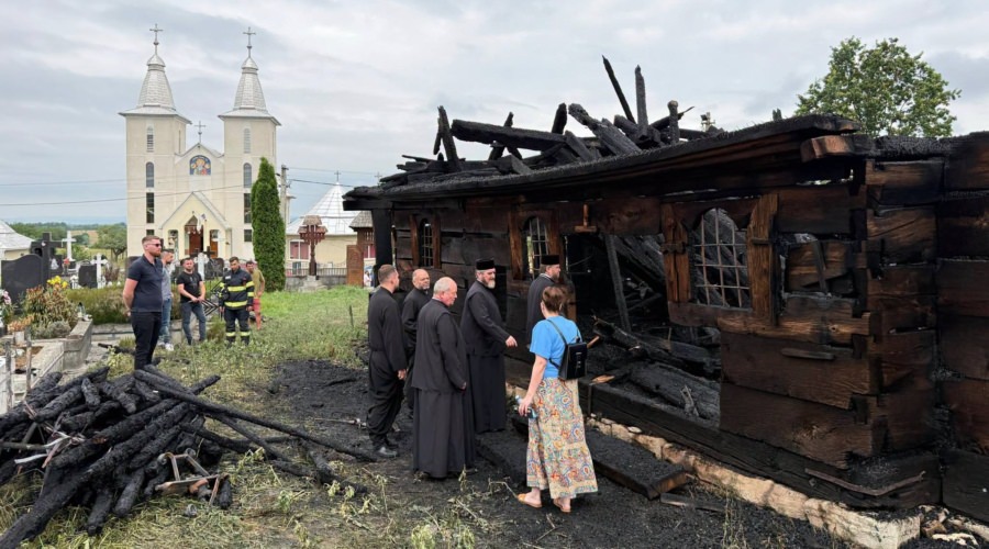 Delegație Eparhială la Parohia Posta, în urma incendiului devastator care a distrus biserica de lemn monument istoric