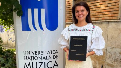 Îndrăgita artistă Maria Mihali continuă drumul spre performanța academică: a fost admisă la master în Muzicologie