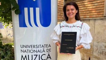 Îndrăgita artistă Maria Mihali continuă drumul spre performanța academică: a fost admisă la master în Muzicologie