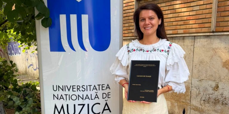Îndrăgita artistă Maria Mihali continuă drumul spre performanța academică: a fost admisă la master în Muzicologie