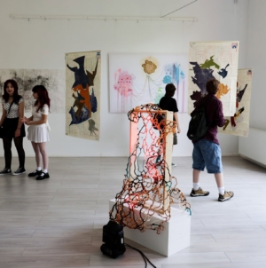 Grafică, textile și ceramică: Absolvenții Colegiului de Arte Baia Mare au vernisat expoziția lucrărilor de atestat la Colonia Pictorilor