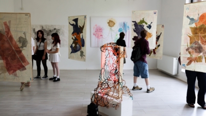 Grafică, textile și ceramică: Absolvenții Colegiului de Arte Baia Mare au vernisat expoziția lucrărilor de atestat la Colonia Pictorilor