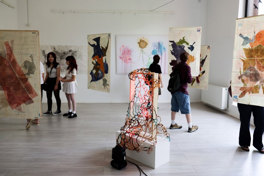 Grafică, textile și ceramică: Absolvenții Colegiului de Arte Baia Mare au vernisat expoziția lucrărilor de atestat la Colonia Pictorilor