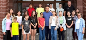 Răsplată pentru performanță: 16 elevi premianți din Fărcașa au plecat într-o excursie în județul Constanța