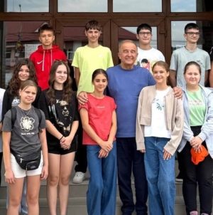 Răsplată pentru performanță: 16 elevi premianți din Fărcașa au plecat într-o excursie în județul Constanța