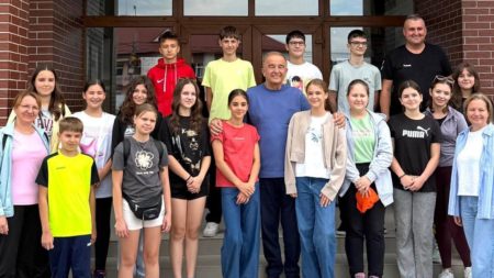 Răsplată pentru performanță: 16 elevi premianți din Fărcașa au plecat într-o excursie în județul Constanța