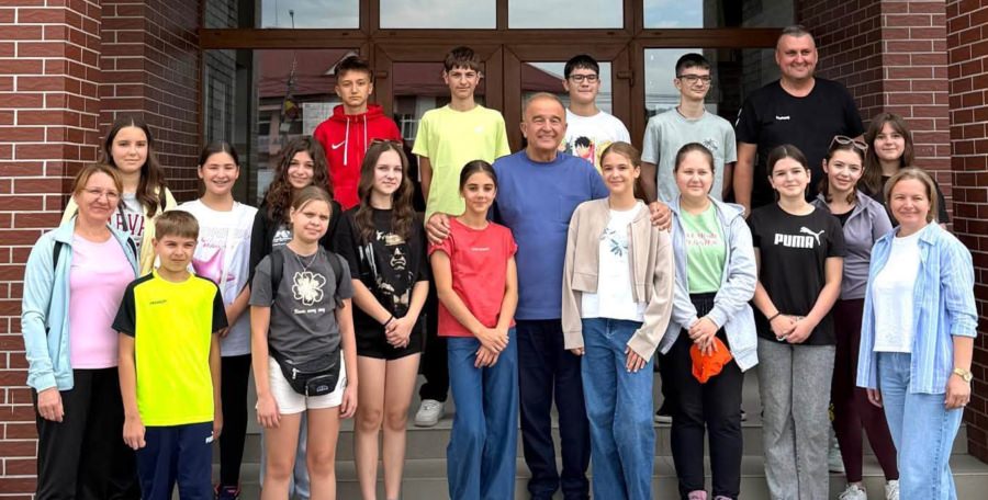 Răsplată pentru performanță: 16 elevi premianți din Fărcașa au plecat într-o excursie în județul Constanța