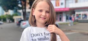 Bunătatea nu are vârstă: Micuța Petra din Baia Mare și-a donat părul pentru a aduce speranță unei paciente oncologice