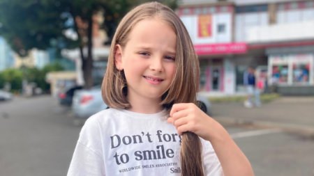 Bunătatea nu are vârstă: Micuța Petra din Baia Mare și-a donat părul pentru a aduce speranță unei paciente oncologice