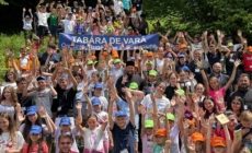 PS Timotei Sătmăreanul, în mijlocul celor peste 200 de participanți la Tabăra de vară „Credință, rugăciune și comuniune” de la Bloaja