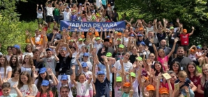 PS Timotei Sătmăreanul, în mijlocul celor peste 200 de participanți la Tabăra de vară „Credință, rugăciune și comuniune” de la Bloaja