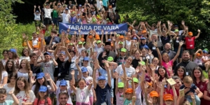 PS Timotei Sătmăreanul, în mijlocul celor peste 200 de participanți la Tabăra de vară „Credință, rugăciune și comuniune” de la Bloaja